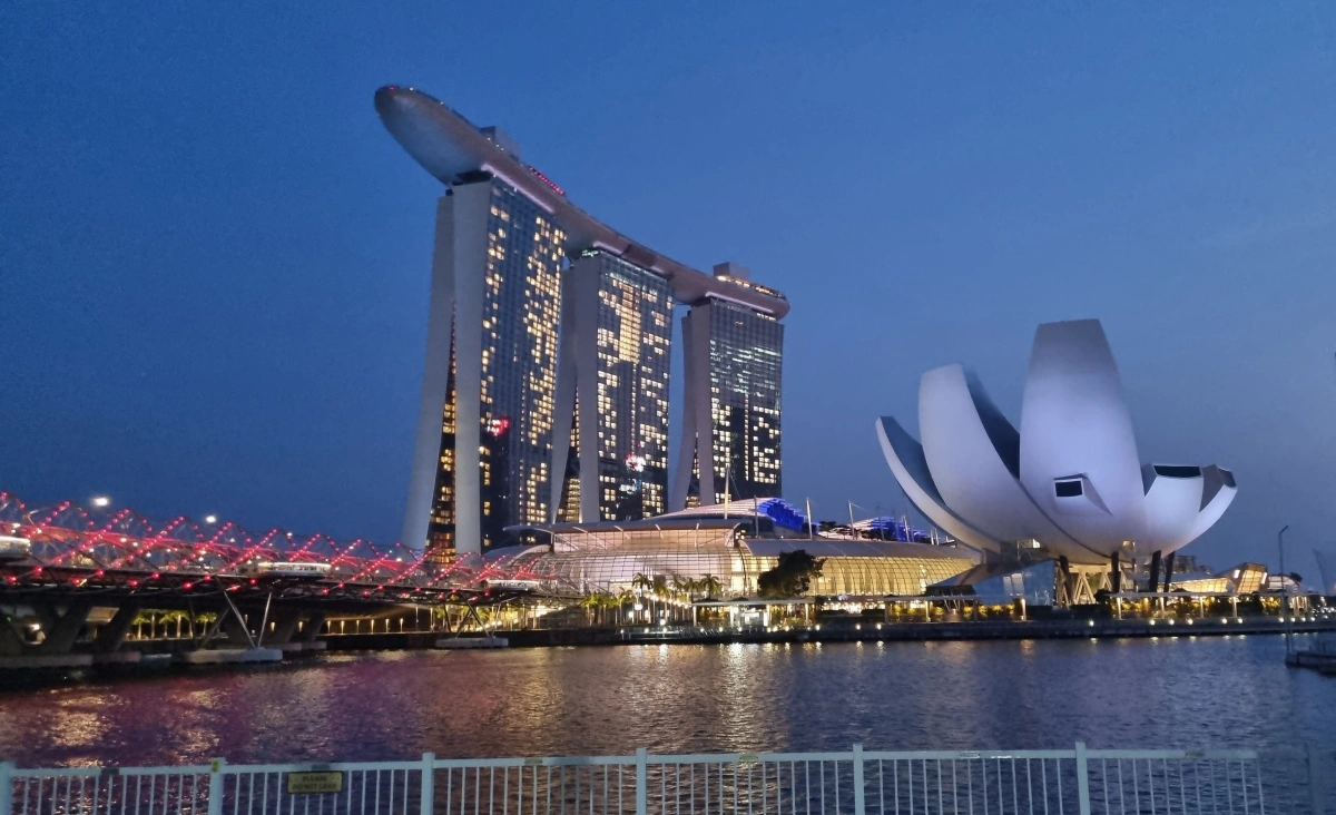 Night Walk around Marina Bay Sands